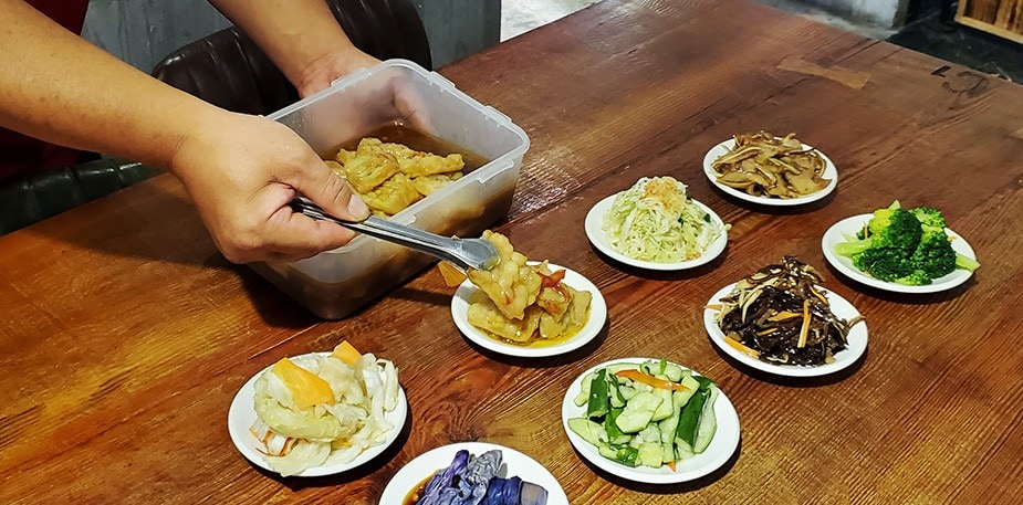 從一碟小菜到一柄麵鍋：看小吃店「麵面俱到」用好口碑綁住饕客
